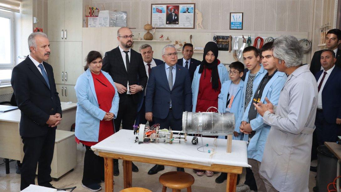Valimiz Yılmaz Şimşek, Millî Eğitim Müdürümüz Necati Yener ile birlikte MEB Robot Yarışmasında En İyi Tasarım ödülünü alan Sivas Ahmet Kutsi Tecer Özel Eğitim Meslek Okulu öğrencilerini ziyaret etti.