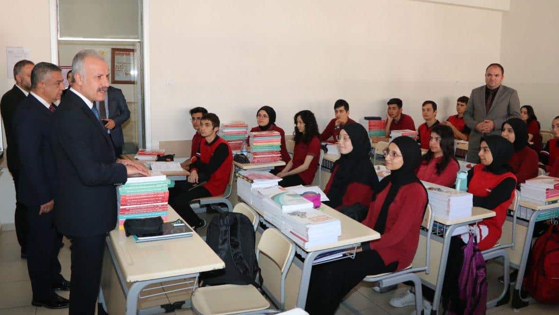 Millî Eğitim Müdürümüz Necati Yener, Hacı Mehmet Sabancı Anadolu Lisesinde öğrenci ve öğretmenler ile bir araya geldi. 