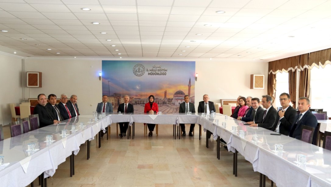 Sivas'ta eğitim alanında yürütülen proje ve çalışmalar değerlendirme toplantısında ele alındı. 
