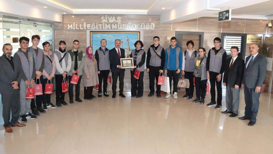 MEB Din Öğretimi Genel Müdürlüğü Evliya Çelebi Öğrenci Değişim Programı kapsamında Sivas'a gelen Üsküdar AİHL öğrencileri, Millî Eğitim Müdürümüz Necati Yener'i ziyaret etti. 