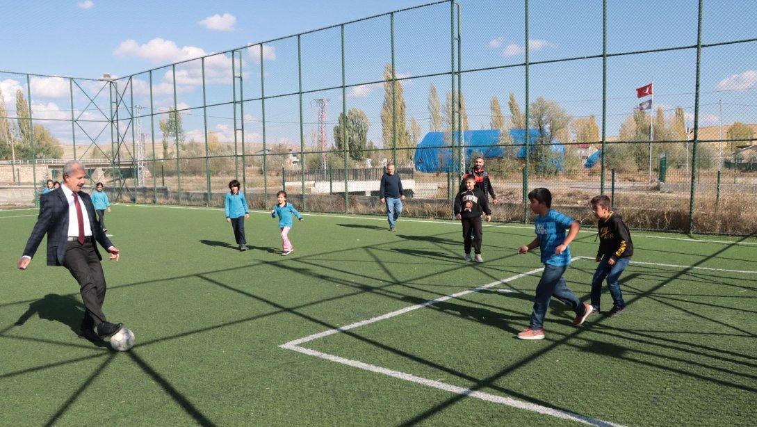 Millî Eğitim Müdürümüz Necati Yener, Çayboyu İlkokulu ve Ortaokulunda öğrenci ve öğretmenler ile bir araya geldi. Yener, beden eğitimi dersi işleyen öğrenciler ile okul sahasında futbol oynadı.