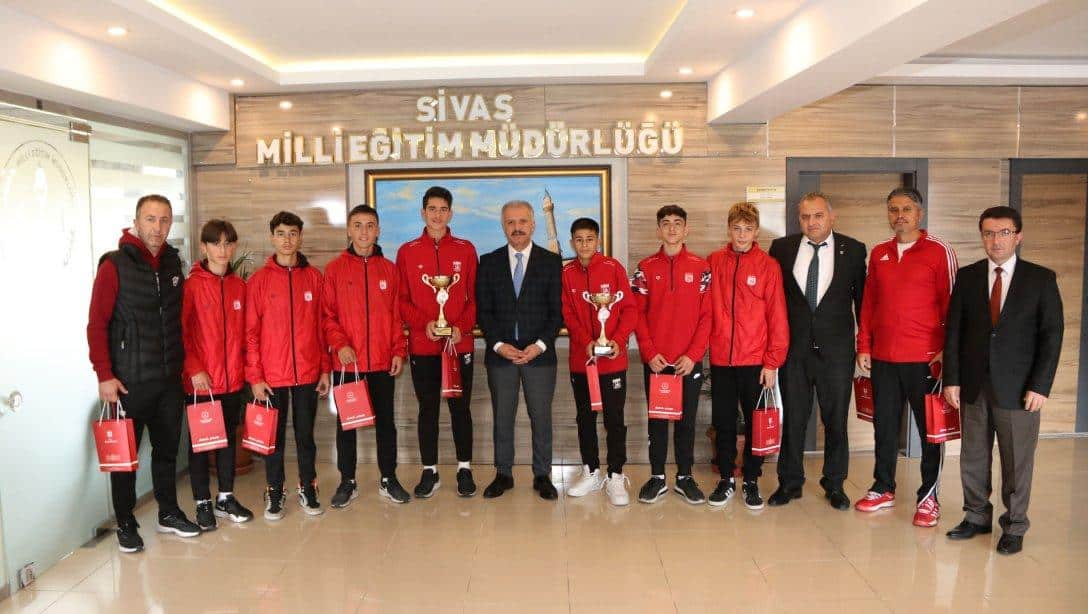 Millî Eğitim Müdürümüz Necati Yener, Okul Sporları Yıldızlar Futbol Şampiyonasında Türkiye üçüncüsü olan Kazım Karabekir Paşa İmam Hatip Ortaokulu öğrencilerini tebrik etti.