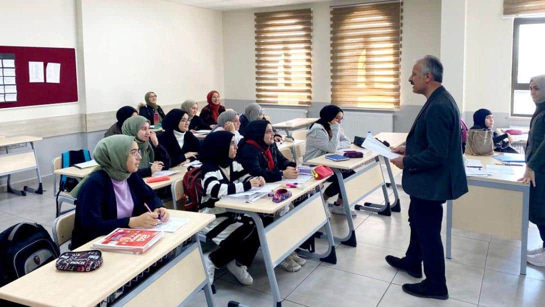 Millî Eğitim Müdürümüz Necati Yener,   Asım Şahin Kız Anadolu İHL ve Yavuz Selim Ortaokulunda hafta sonu Destekleme ve Yetiştirme Kurslarına katılan öğrencileri ziyaret etti.