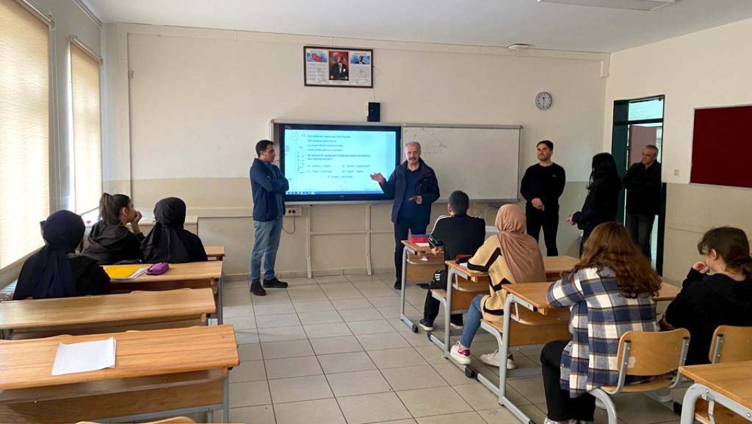 Millî Eğitim Müdürümüz Necati Yener, DYK Merkezi olan okulları ziyaret ederek öğrenci ve öğretmenler ile bir araya geldi. 