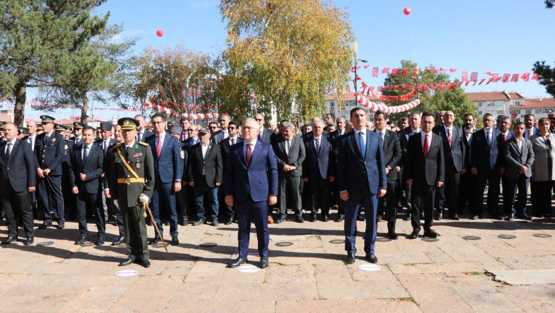 Sivas'ta 29 Ekim Cumhuriyet Bayramı dolayısıyla Atatürk Anıtı'nda Çelenk Sunma Töreni düzenlendi. Törenin ardından öğrenci ve öğretmenlerimiz tarafından hazırlanan resim ve model uçak sergilerinin açılışı gerçekleştirildi.