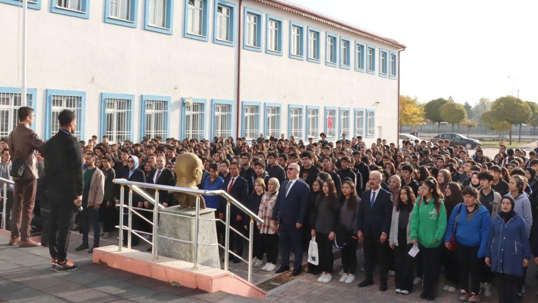 Sivas Belediye Başkanı Hilmi Bilgin ve Millî Eğitim Müdürümüz Necati Yener, Şehit Muhammet Onur Demir Anadolu Lisesinde düzenlenen bayrak törenine katıldı. Bilgin ve Yener, törenin ardından öğretmen ve öğrencilerle bir araya geldi.
