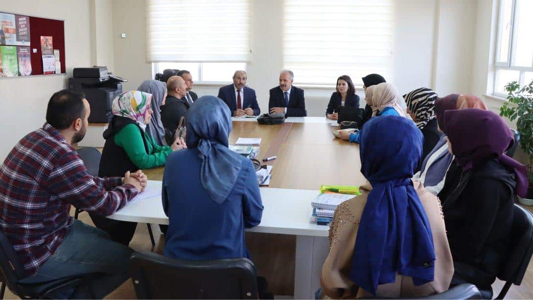 Millî Eğitim Müdürümüz Necati Yener, Şems-i Sivasi İmam Hatip Ortaokulunda görev yapan öğretmenler ile bir araya geldi. 