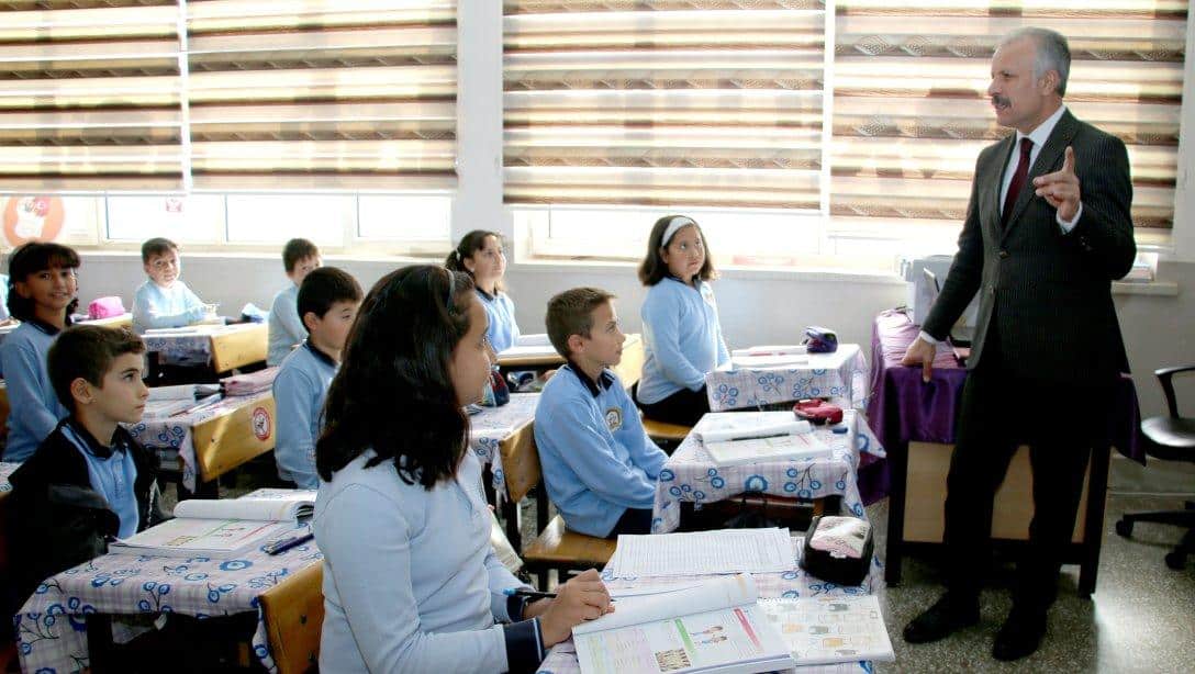 Millî Eğitim Müdürümüz Necati Yener, Vali M. Lütfullah Bilgin İlkokulunu ziyaret ederek öğrenci ve öğretmenler ile bir araya geldi.