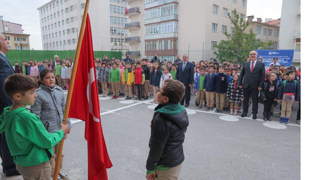 Sivas Belediye Başkanı Hilmi Bilgin ve Milli Eğitim Müdür Vekilimiz Birol Elmacıoğlu, Kızılırmak İlkokulunda düzenlenen Bayrak Törenine katıldı. Bilgin ve Elmacıoğlu, törenin ardından öğretmen ve öğrencilerle bir araya geldi.