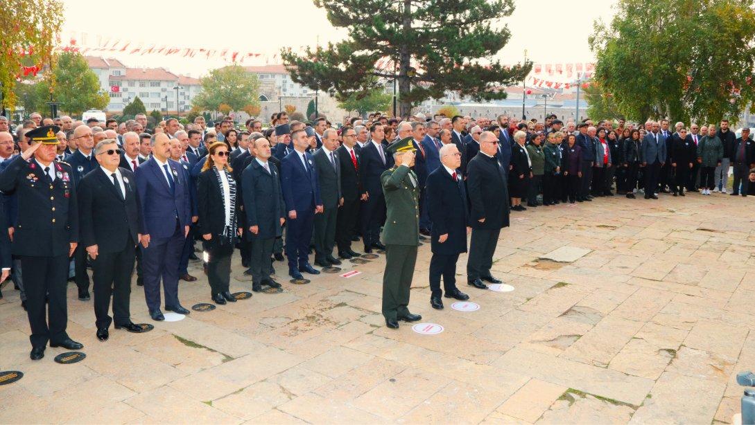 Cumhuriyetimizin Kurucusu Gazi Mustafa Kemal Atatürk, vefatının 85'inci yıl dönümünde törenle anıldı.