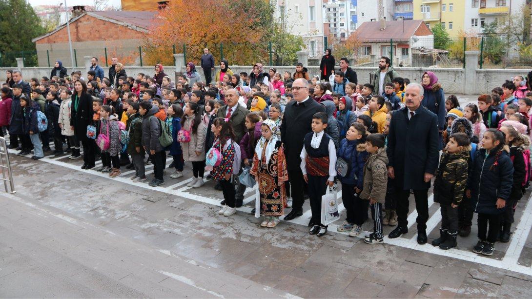 Sivas Belediye Başkanı Hilmi Bilgin ve Millî Eğitim Müdürümüz Necati YENER, Hayırsever Lütfü Abay İlkokulunda düzenlenen Bayrak Töreni'ne katıldı. Bilgin ve Yener, törenin ardından öğretmen ve öğrencilerle bir araya geldi. 