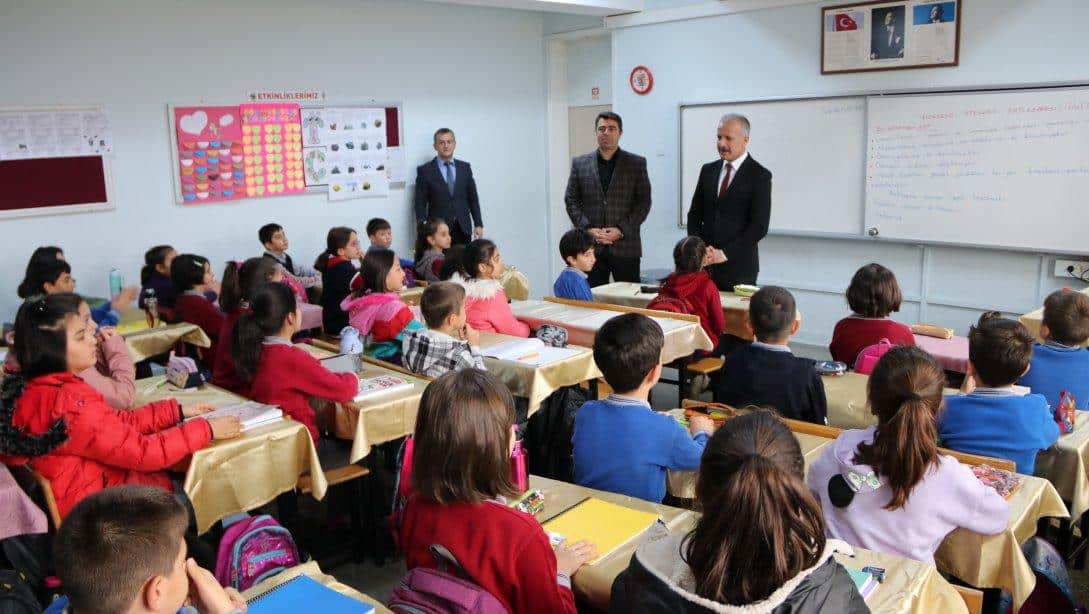 Millî Eğitim Müdürümüz Necati Yener, Reşit Akif Paşa İlkokulunda öğretmen ve öğrencilerle bir araya geldi. 