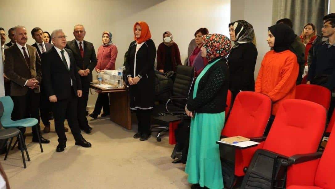 Valimiz Sn. Yılmaz Şimşek İl Millî Eğitim Müdürümüz Necati Yener ile birlikte Rehberlik Araştırma Merkezini ziyaret etti. 