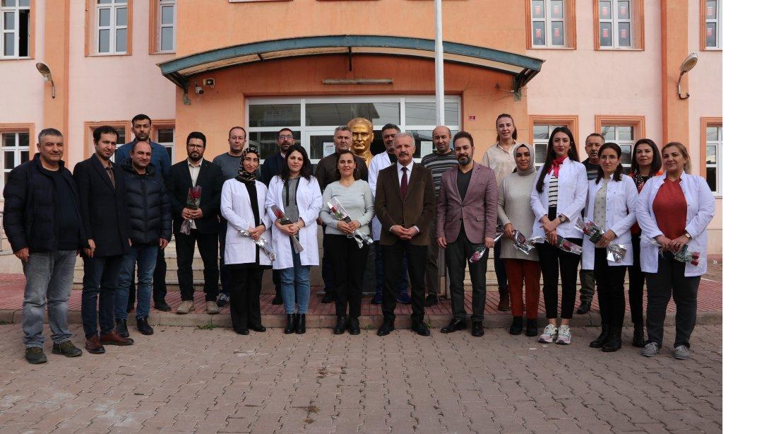 Millî Eğitim Müdürümüz Necati Yener, Vali Bekir Aksoy İlkokulu ve Atatürk Anadolu Lisesini ziyaret etti. 