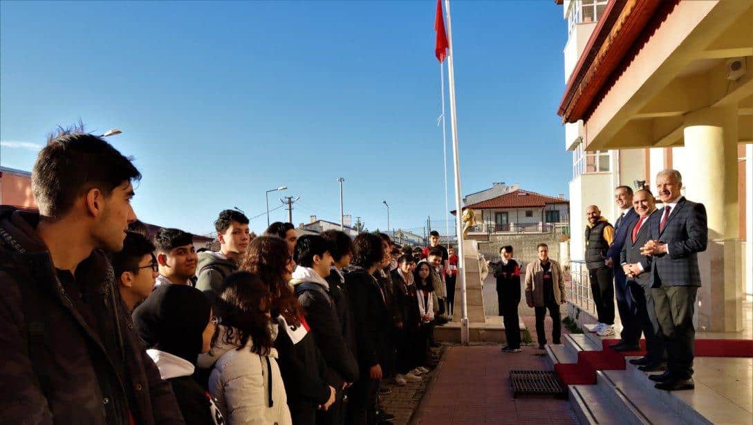 Millî Eğitim Müdürümüz Necati Yener, Sivas Bilişim Teknolojileri Mesleki ve Teknik Anadolu Lisesini ziyaret ederek Bayrak Töreni'ne katıldı.