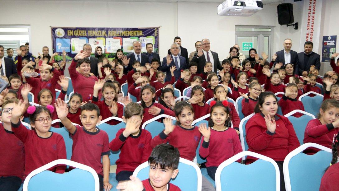 Karşıyaka Nuri Dönmezcan İlkokulunda Sıfır Atık Projesi kapsamında program düzenlendi. 