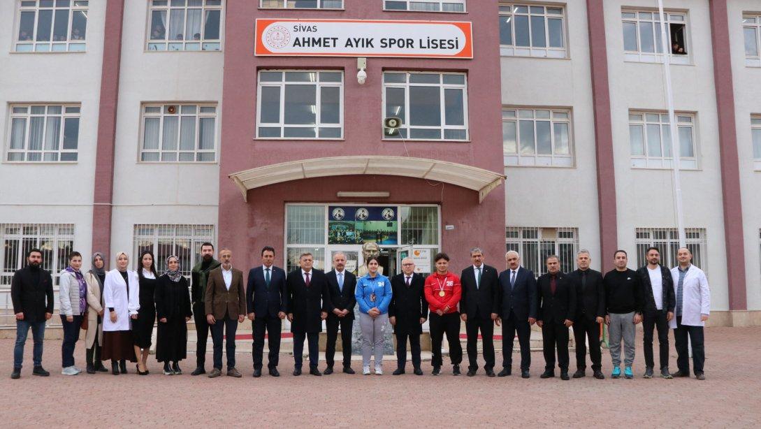 Valimiz Yılmaz Şimşek, Millî Eğitim Müdürümüz Necati Yener ile birlikte Ahmet Ayık Spor Lisesini ziyaret etti. 