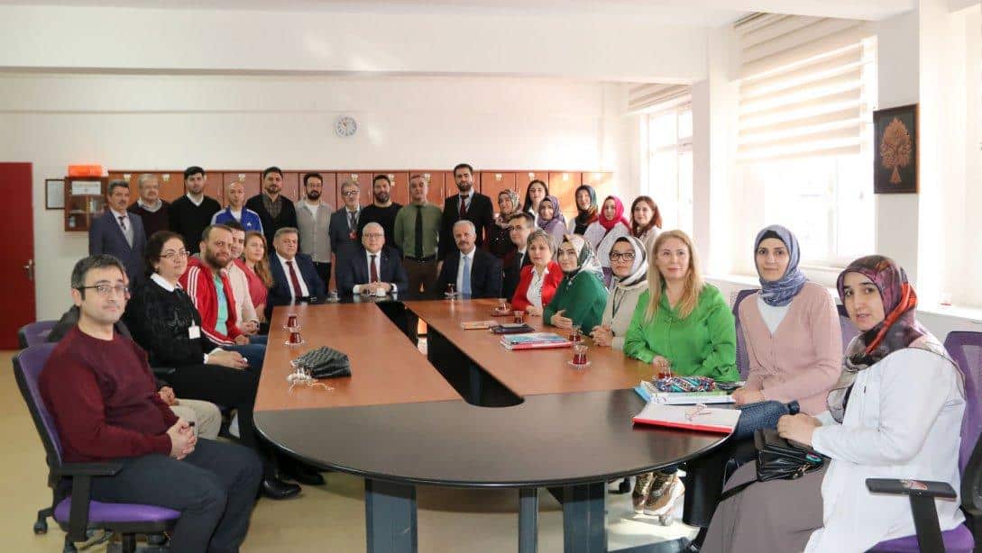 Valimiz Yılmaz Şimşek, Millî Eğitim Müdürümüz Necati Yener ile birlikte Halis Gülle Anadolu Lisesinde öğrenci ve öğretmenler ile bir araya geldi. 