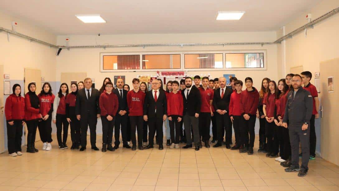 Valimiz Yılmaz Şimşek, İl Emniyet Müdürü Burhan Akçay ve Millî Eğitim Müdürümüz Necati Yener ile birlikte Seyrantepe Mahallesindeki İzzettin Keykavus Anadolu Lisesini ziyaret etti.