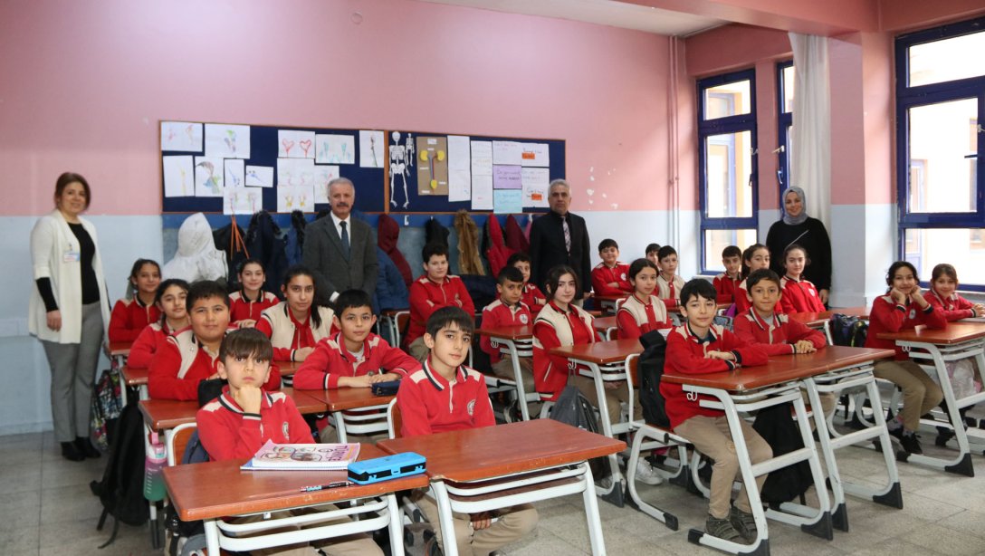 Millî Eğitim Müdürümüz Necati Yener, Süleyman Demirel Ortaokulunu ziyaret etti. Yener, Millî Eğitim Bakanlığınca düzenlenen 