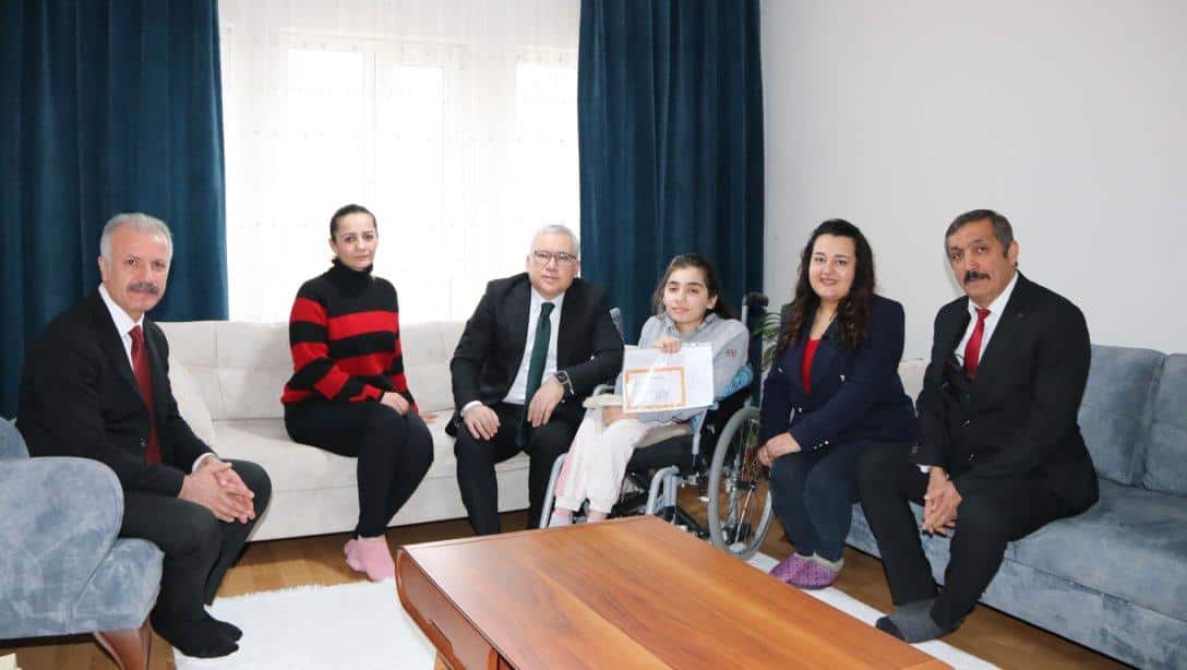 Valimiz Yılmaz Şimşek, Millî Eğitim Müdürümüz Necati Yener ile birlikte evde eğitim gören Lütfü Abay Ortaokulu 8. Sınıf öğrencisi Elif Eylül Tunç'u ziyaret ederek karnesini verdi. 