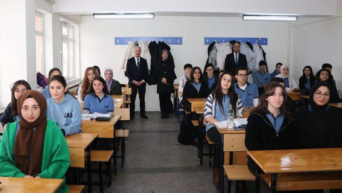Sivas Milletvekili Rukiye Toy, Millî Eğitim Müdürümüz Necati Yener ile birlikte daha önce öğretmen olarak görev yaptığı Cumhuriyet Anadolu Lisesini ziyaret etti.