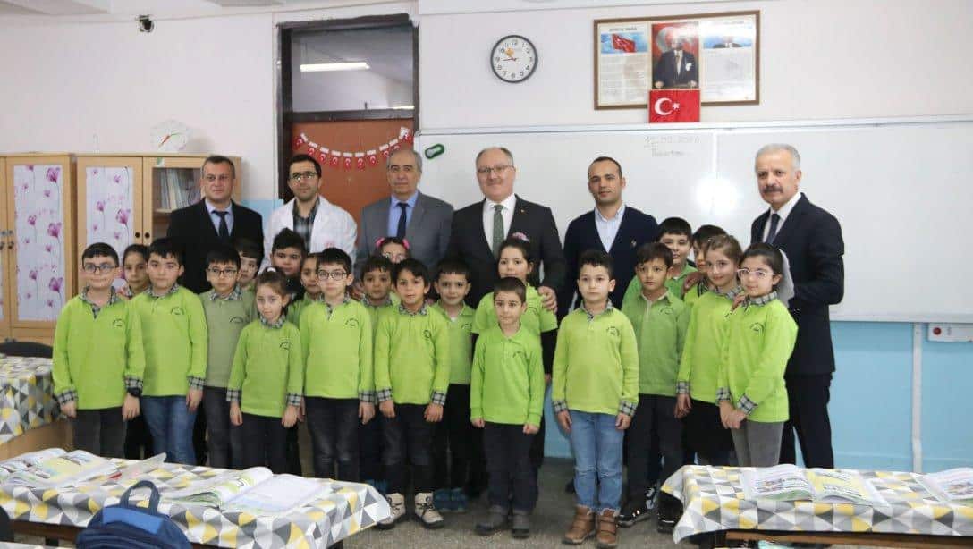 Belediye Başkanı Hilmi Bilgin, Millî Eğitim Müdürümüz Necati Yener ile birlikte Rauf Orbay İlkokulunu ziyaret etti. Bilgin ve Yener, okul bahçesinde düzenlenen bayrak törenine katıldı.