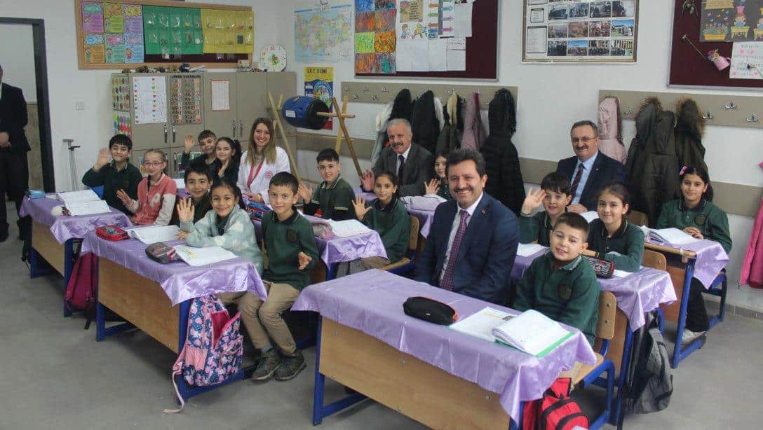 Millî Eğitim Müdürümüz Necati Yener, Cumhuriyet İlkokulunu ziyaret etti.