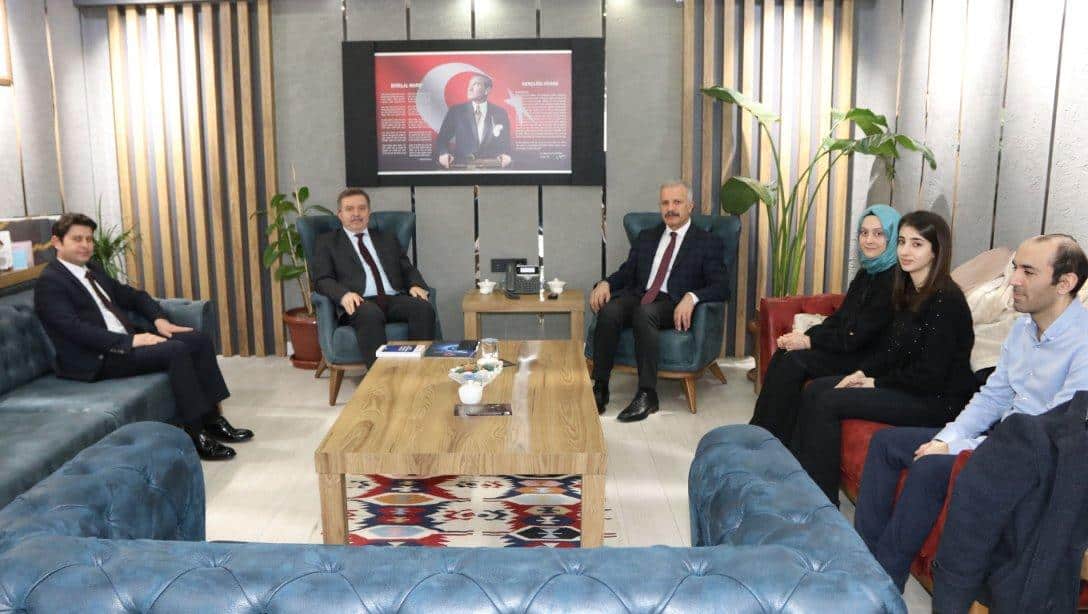Sanayi ve Teknoloji İl Müdürü Tanzer Erdem ve Sivas Ticaret İl Müdürü Ferhat Erdil, Millî Eğitim Müdürümüz Necati Yener'i ziyaret etti. 