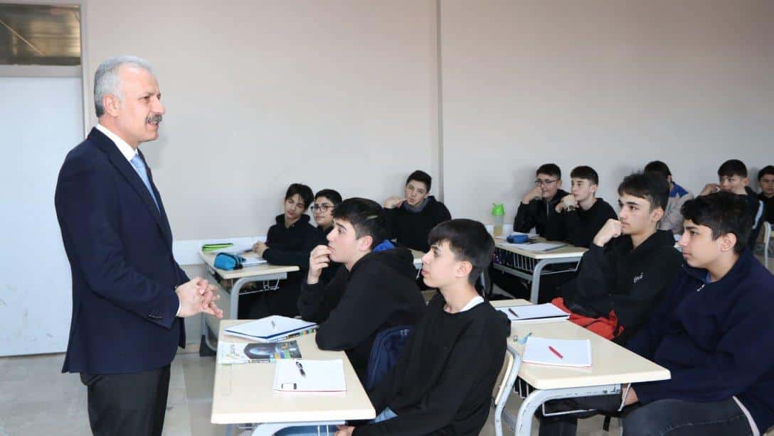 Millî Eğitim Müdürümüz Necati Yener, Atatürk Mesleki ve Teknik Anadolu Lisesinde öğrenciler ile bir araya geldi.