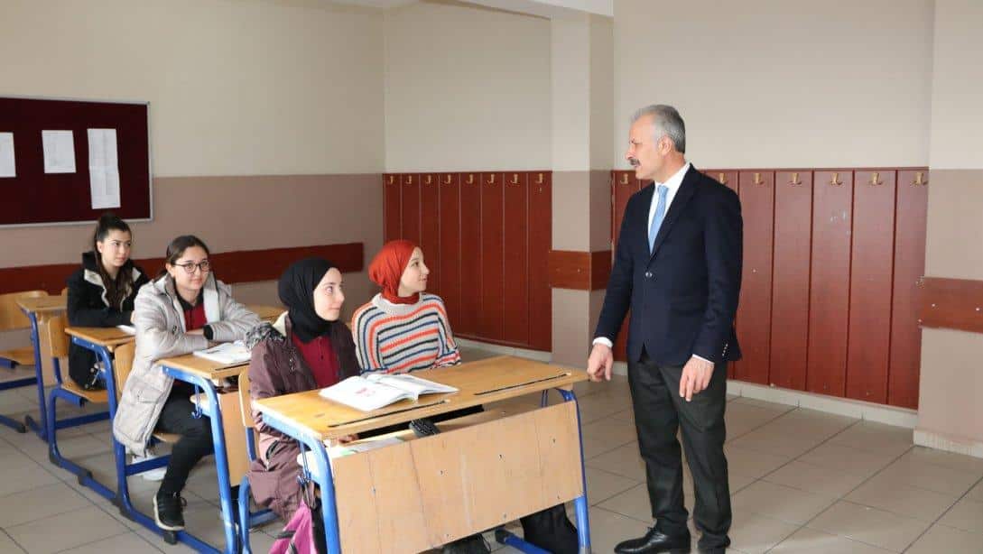 Millî Eğitim Müdürümüz Necati Yener, Karşıyaka Mesleki ve Teknik Anadolu Lisesinde öğrenci ve öğretmenler ile bir araya geldi.