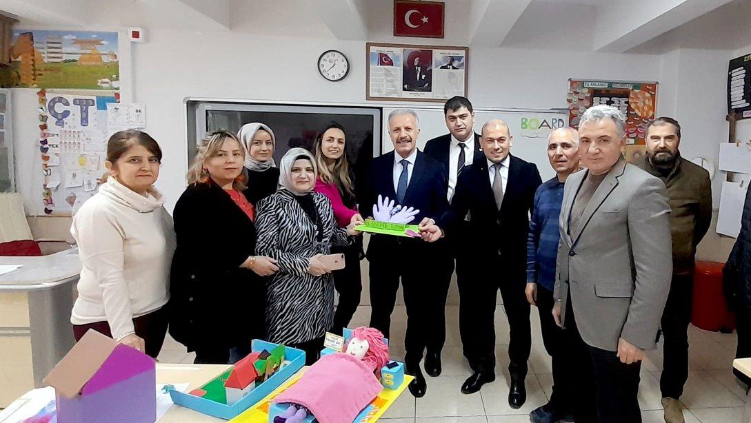 Millî Eğitim Müdürümüz Necati Yener, Cumhuriyet İlkokulunda görev yapan öğretmenler ile bir araya geldi. 