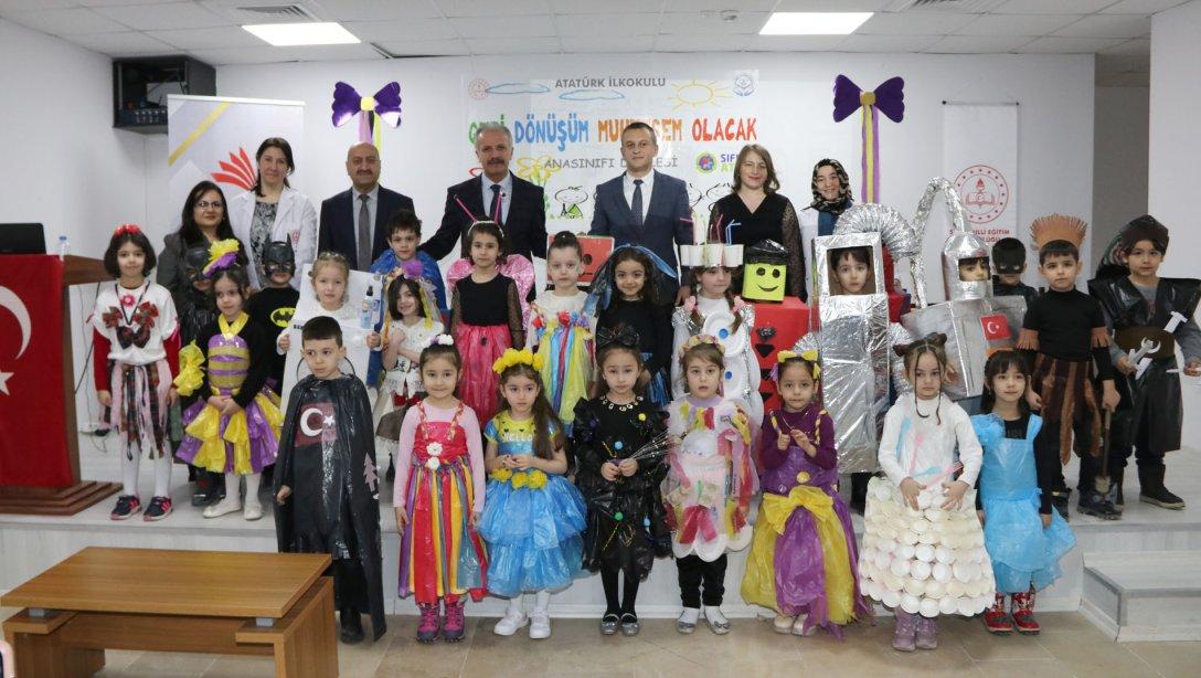 Millî Eğitim Müdürümüz Necati Yener, Atatürk İlkokulunda öğrenci ve öğretmenler ile bir araya geldi. 