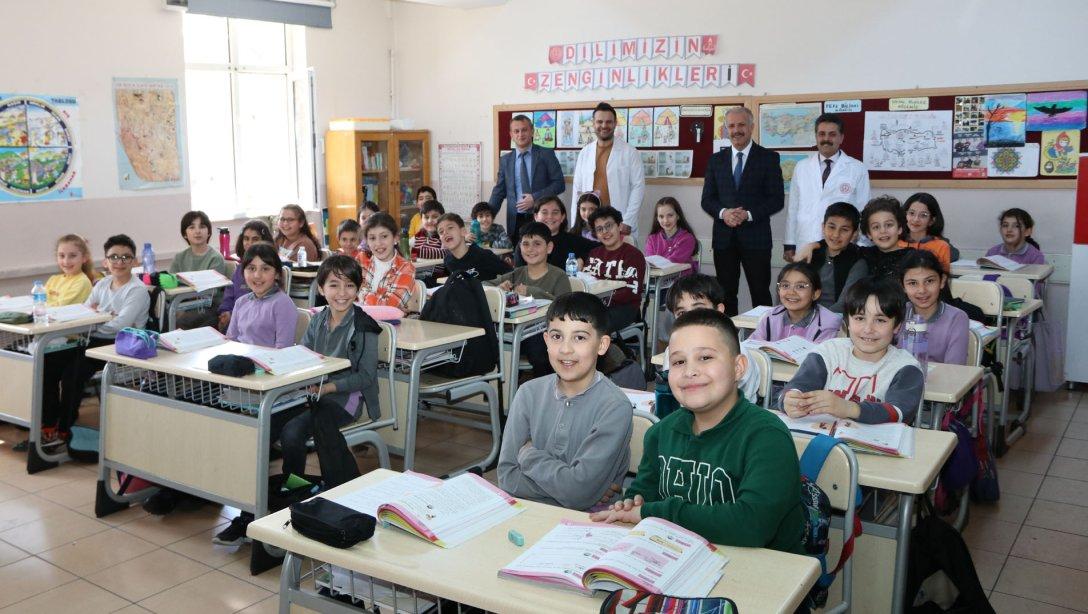 Millî Eğitim Müdürümüz Necati Yener, Gazi Osman Paşa İlkokulunda öğrenci ve öğretmenler ile bir araya geldi. 