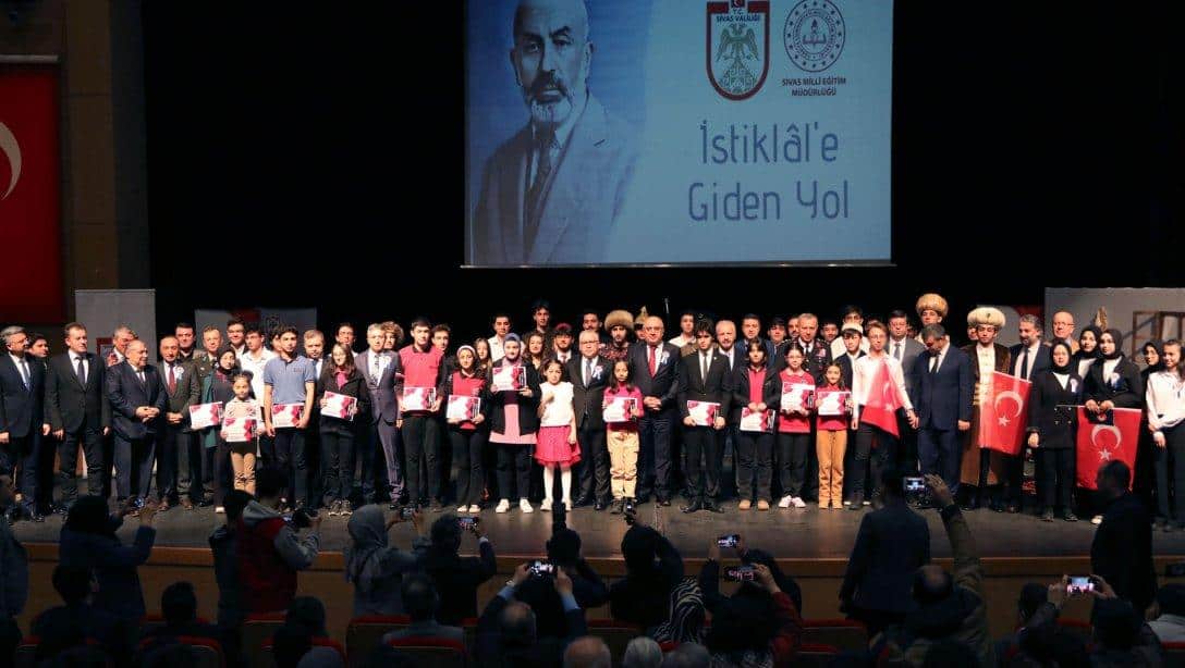 Sivas'ta İstiklal Marşı'nın Kabulünün 103. Yıldönümü ve Mehmet Akif Ersoy'u Anma Günü dolayısıyla program düzenlendi. 