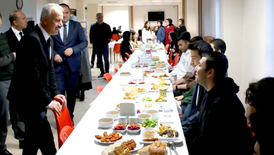 Millî Eğitim Müdürümüz Necati Yener, Sivas Fen Lisesi pansiyonunda kalan öğrencilerle birlikte iftar yaptı.