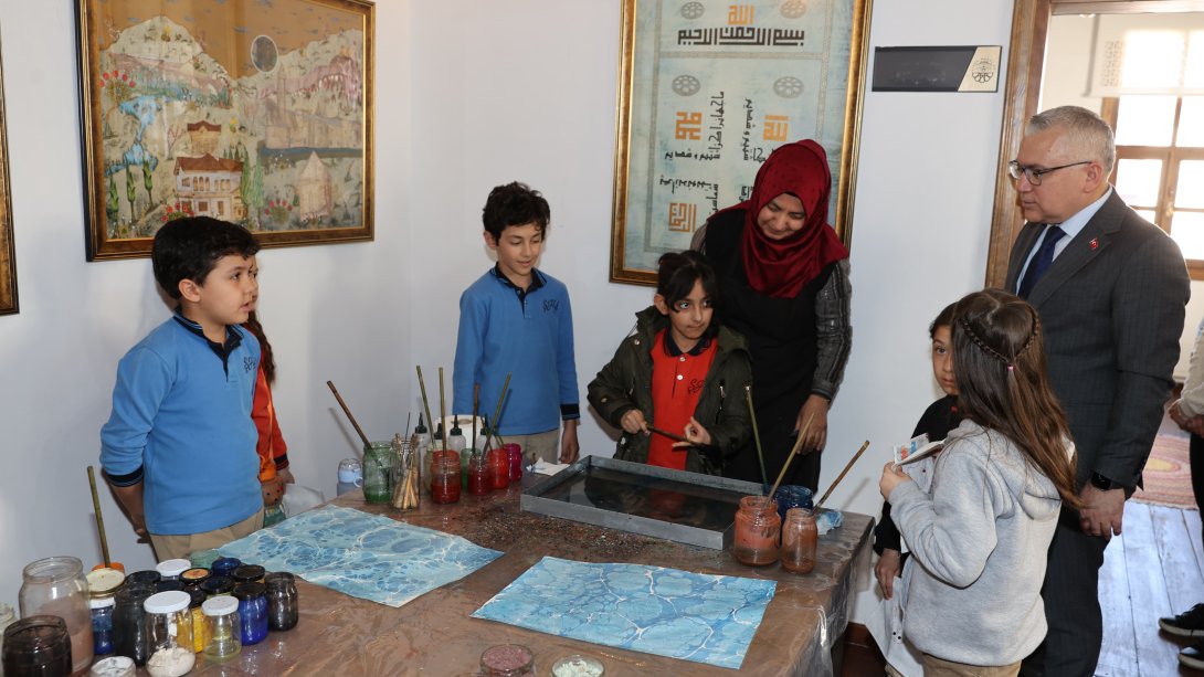 Valimiz Yılmaz Şimşek, Sivas Olgunlaşma Enstitüsü bünyesinde faaliyet gösteren 'Kültür ve Sanat Evi'ni ziyaret etti. 