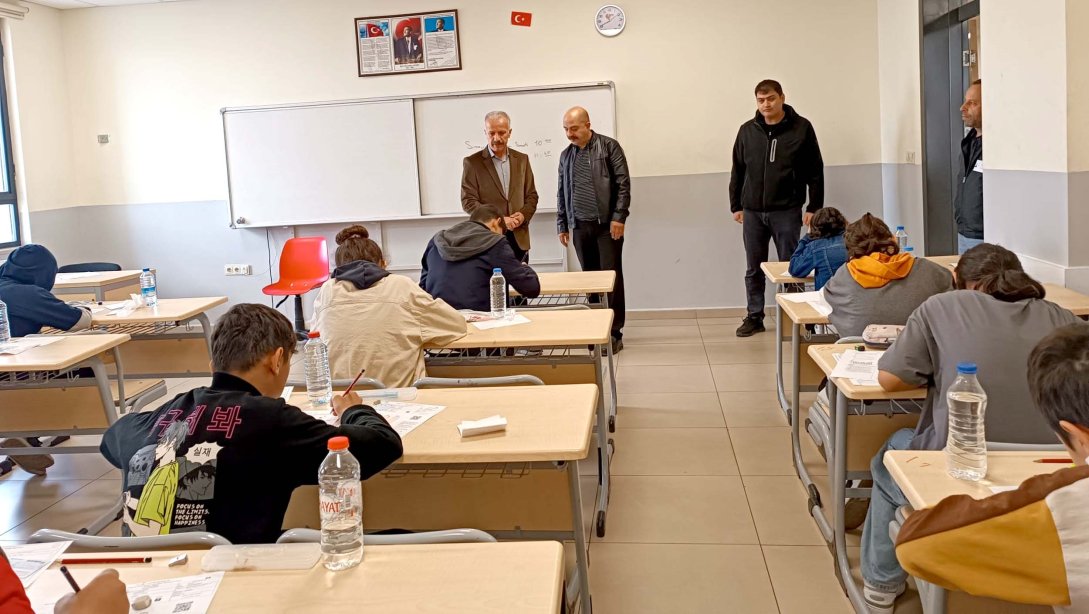 Sivas'ta İlköğretim ve Ortaöğretim Kurumları Bursluluk Sınavı tamamlandı. Millî Eğitim Müdürümüz Necati Yener, il merkezinde sınav uygulamasının gerçekleştirdiği bazı okulları ziyaret ederek, öğrencilere başarılar diledi.