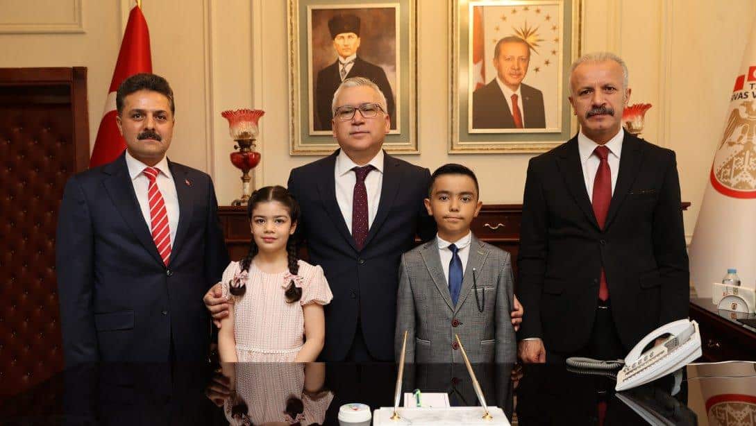 Valimiz Yılmaz Şimşek, 23 Nisan Ulusal Egemenlik ve Çocuk Bayramı dolayısıyla Gazi Osman Paşa İlkokulu öğrencilerini makamında kabul etti.