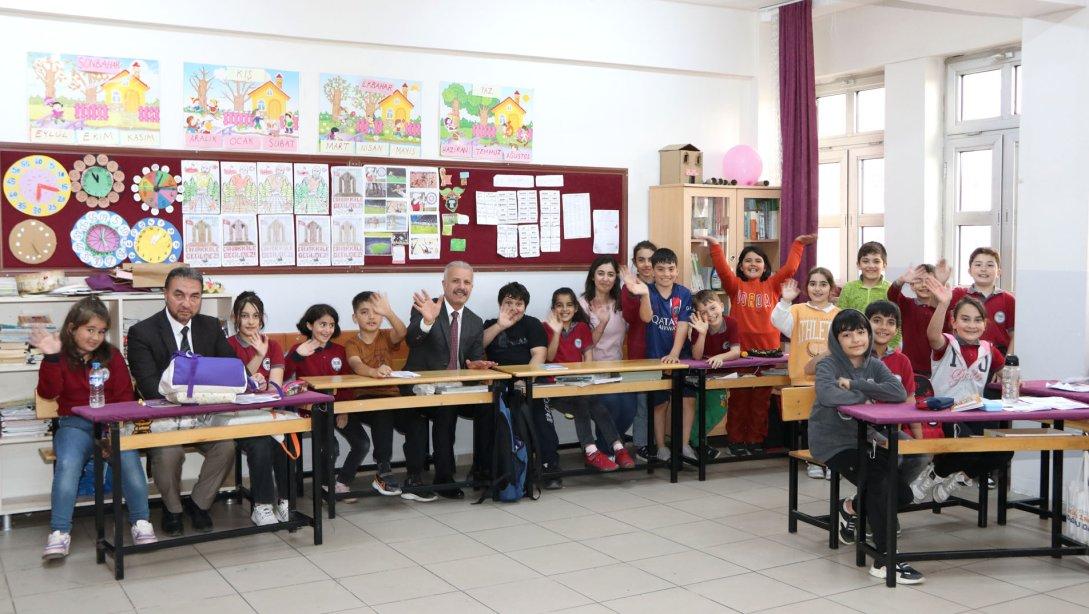 Millî Eğitim Müdürümüz Necati Yener, TOKİ Şehit Üsteğmen Şükrü Pürlü İlkokul/Ortaokulunda öğrenci ve öğretmenler İle bir araya geldi. 	