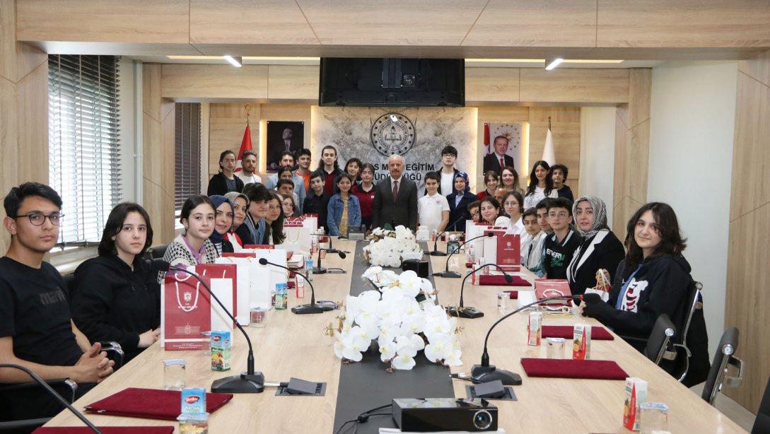 Millî Eğitim Müdürümüz Necati Yener, Kayseri'de düzenlenen Ortaokul ve Lise Öğrencileri Araştırma Projeleri Yarışmasında önemli başarılara imza atan Sivas BİLSEM ve Buruciye BİLSEM öğrencilerini tebrik etti.