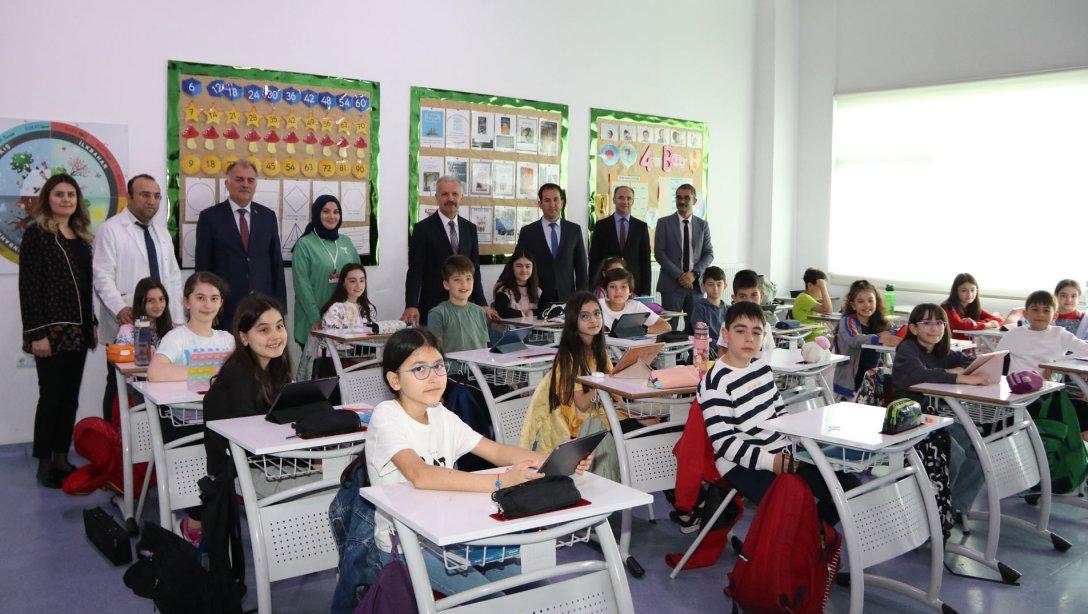 Millî Eğitim Müdürümüz Necati Yener, Bahçeşehir Koleji 4 Eylül Kampüsünü ziyaret ederek öğrenci ve öğretmenler ile bir araya geldi. 