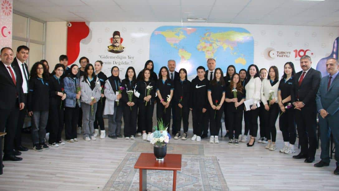 Millî Eğitim Müdürümüz Necati Yener, Anneler Günü dolayısıyla Halil Rıfat Paşa Anadolu Lisesinde düzenlenen 