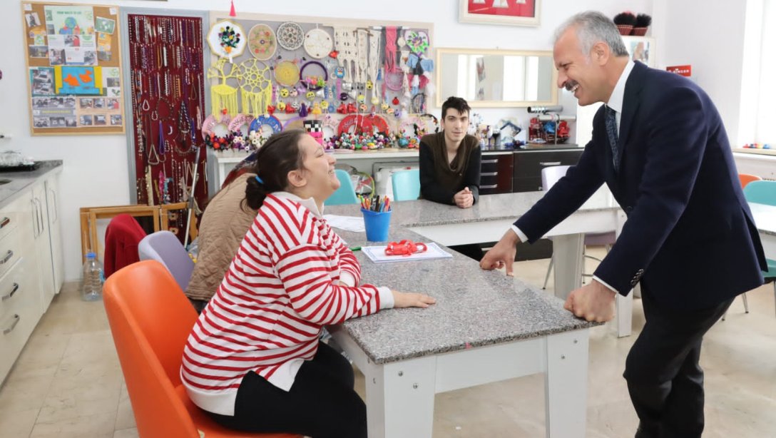 Millî Eğitim Müdürümüz Necati Yener, 10-16 Mayıs Engelliler Haftası kapsamında Ahmet Kutsi Tecer Özel Eğitim Meslek Okulunu ziyaret etti. 