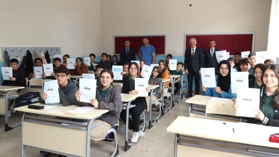 Millî Eğitim Müdürümüz Necati Yener, Şehit Cüneyt Erkan Ortaokulunu ziyaret ederek öğretmen ve öğrenciler ile bir araya geldi.