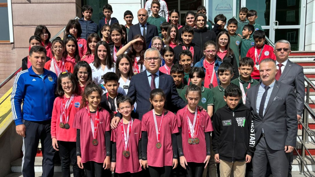  Valimiz Yılmaz Şimşek, İl Emniyet Müdürü Burhan Akçay ve Millî Eğitim Müdürümüz Necati Yener ile birlikte Vali Zübeyir Kemelek Ortaokulunu ziyaret etti.