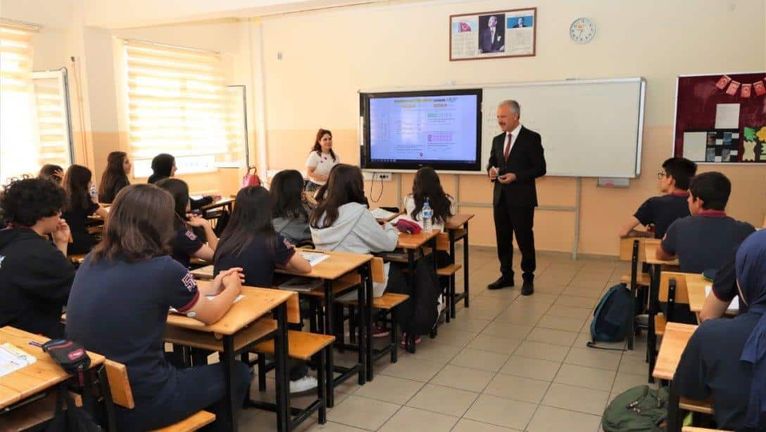 Millî Eğitim Müdürümüz Necati Yener, Halis Gülle Anadolu Lisesini ziyaret etti. Okul binası ve çevresinde incelemelerde bulunan Yener, okulda yürütülen proje ve çalışmalar hakkında bilgi aldı.
