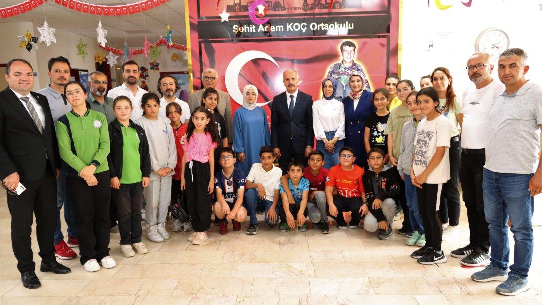 Millî Eğitim Müdürümüz Necati Yener, Şehit Âdem Koç İlk ve Ortaokulunu ziyaret ederek öğrenci ve öğretmenlerle bir araya geldi.