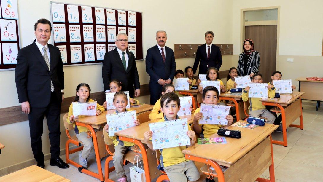 2023-2024 Eğitim-Öğretim Yılının sona ermesi dolayısıyla Şehit Ömer Yıldırım İlkokulunda karne takdim töreni düzenlendi. 