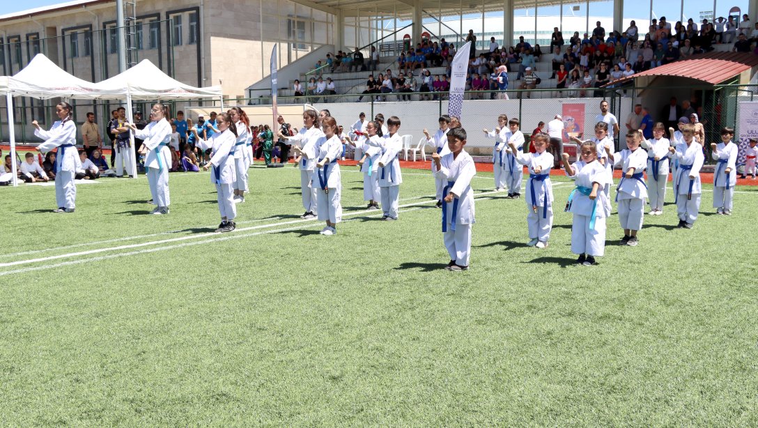 Sivas'ta, spor kültürünü yaygınlaştırmak, spor bilincini geliştirmek ve çocukları spora yönlendirmek amacıyla düzenlenen Yaz Spor Okulları'nın açılış töreni yapıldı.